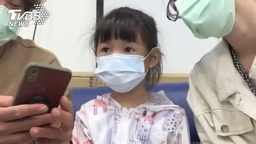 女童雙眼乾澀就醫，竟發現有假性近視及眼結石。（圖／TVBS）
