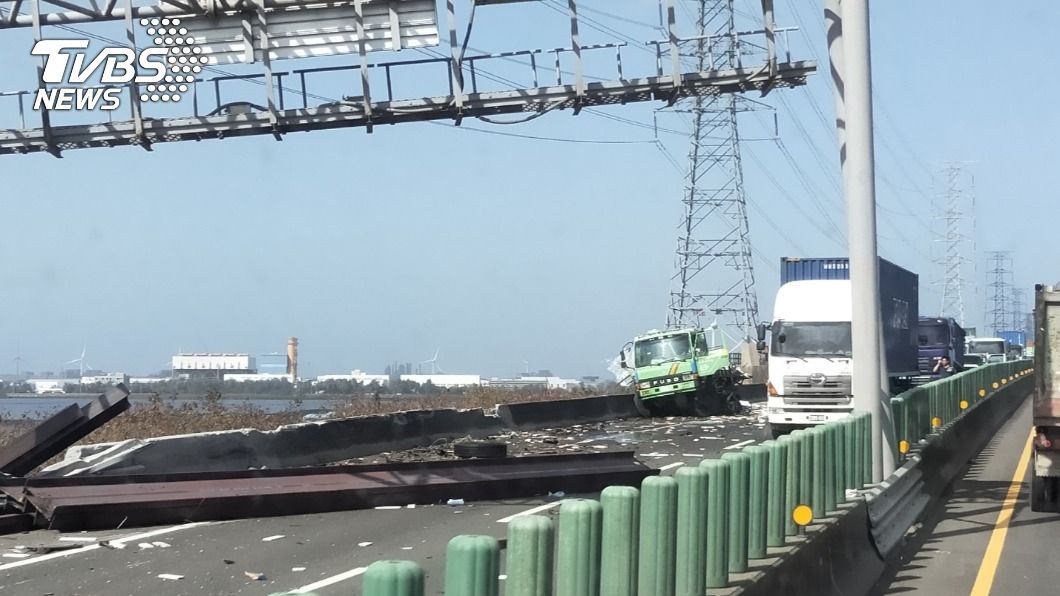 西濱快速道路2車相撞　聯結車摔橋下駕駛下落不明