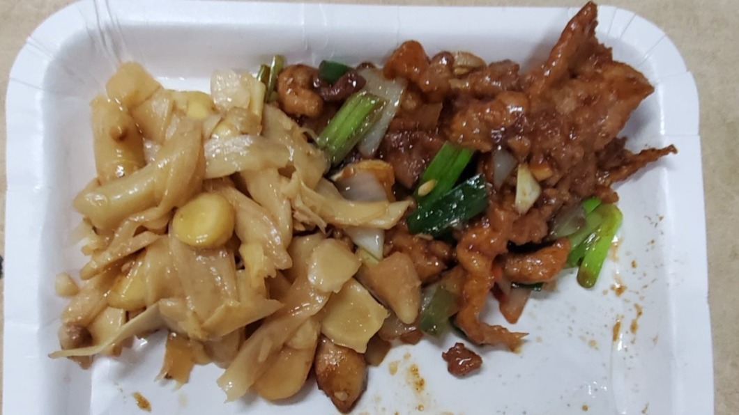自助餐爽夾滿盤大頭菜 男一口咬下噴「辣味」崩潰