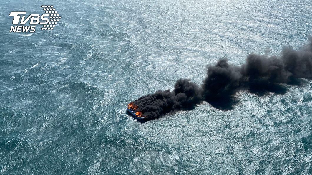 漁船遭浪擊起火5船員跳海 黑鷹直升機吊掛送醫