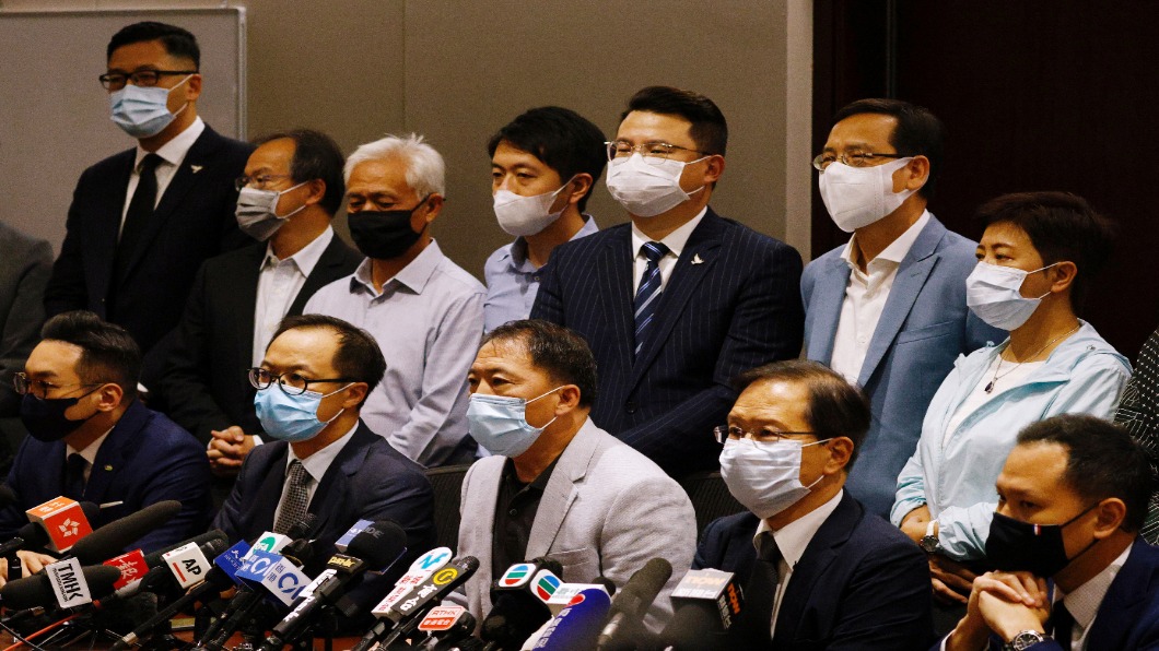 抗議港4名議員「被開除」 民主派集體辭職