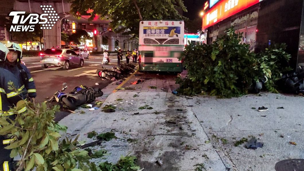 公車衝人行道1死1傷 駕駛遭起訴毒駕致死