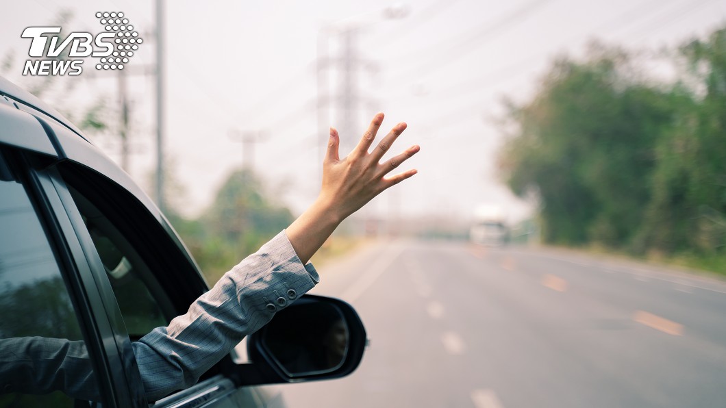 清純妹狂招手示意 貨車哥走下車「桃花夢秒碎」:糗爆