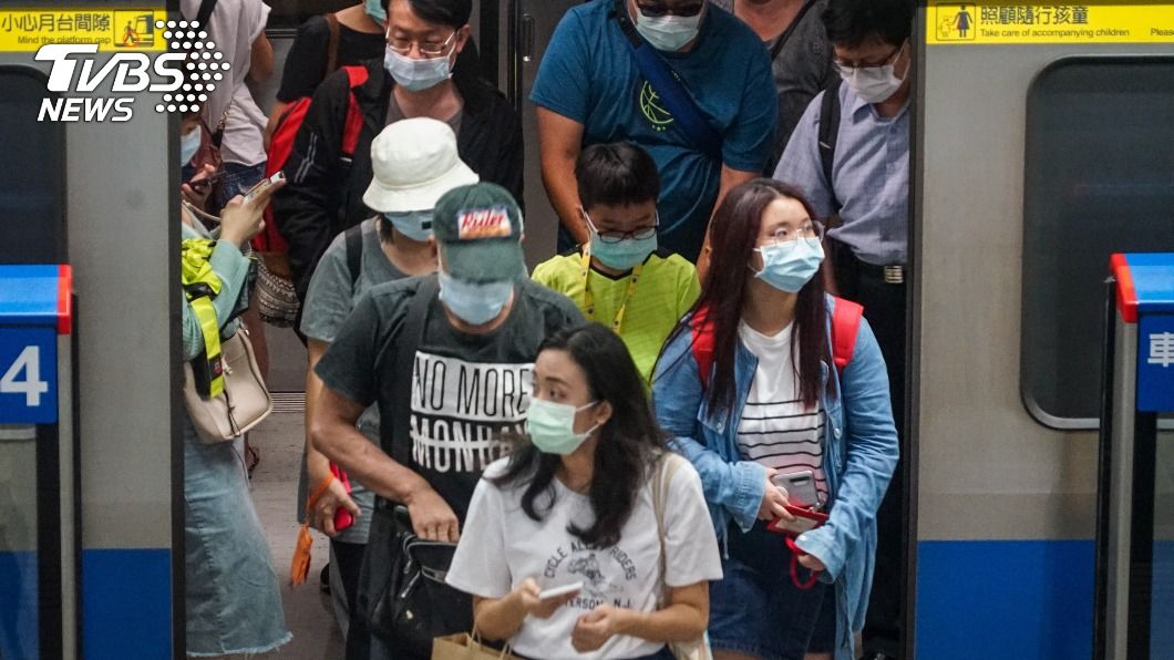 民眾搭乘捷運戴口罩。(圖/中央社)