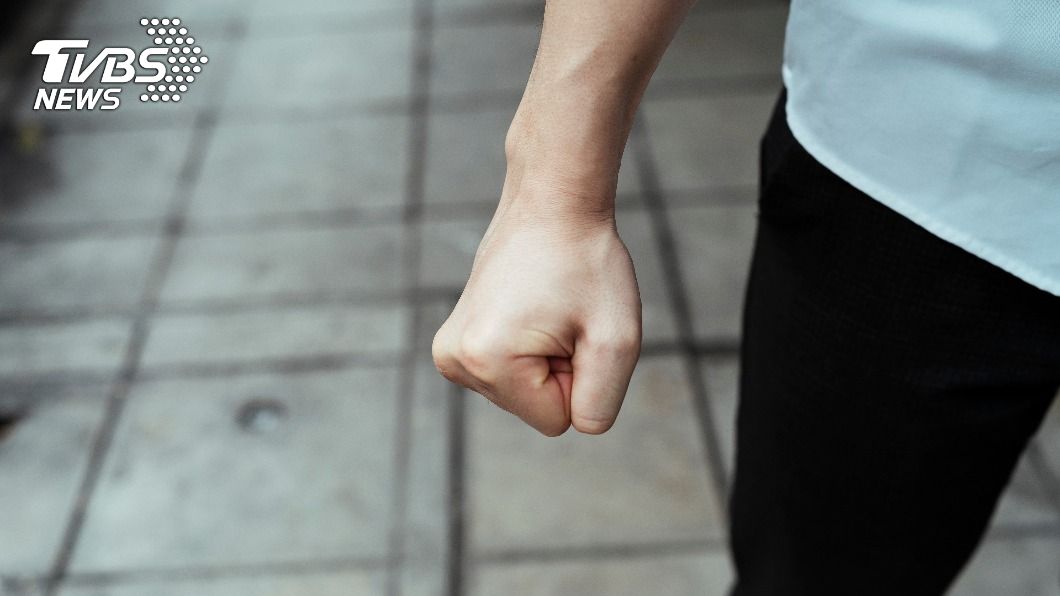 郭男累積不滿情緒,持牛排刀猛刺張女8刀致死。(示意圖/shutterstock達志影像)