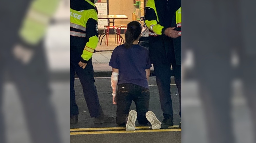 車禍左手斷工作受挫 失業女馬路下跪求僱主給生路