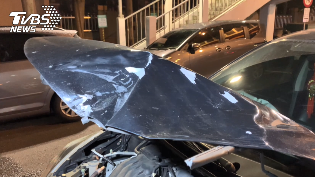汽車車頭幾乎全毀。(圖/TVBS)