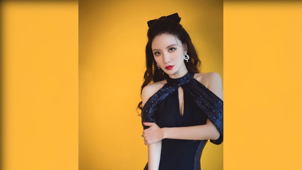 張萌近日才驚覺,去年下單的口紅今年還沒到。(圖/翻攝自張萌微博)
