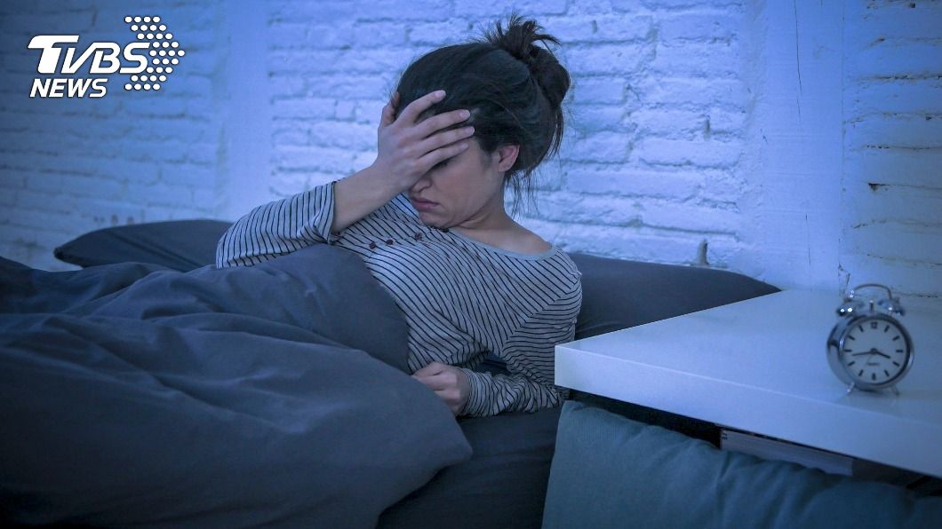 深夜「詭異黑影」窩床邊直盯　女驚醒遭突襲告白