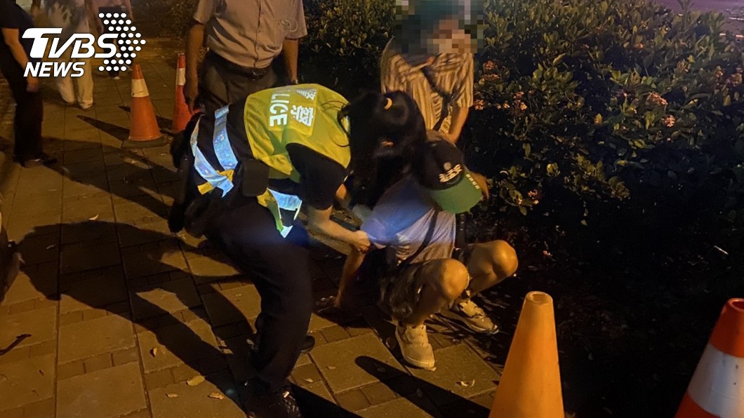 屏東男獨自跌坐公園爆哭　警聽「催淚原因」暖助返家