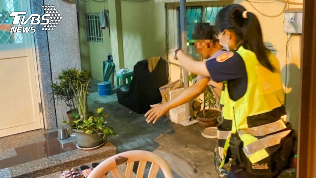員警協助失智民眾返家。(圖/TVBS)