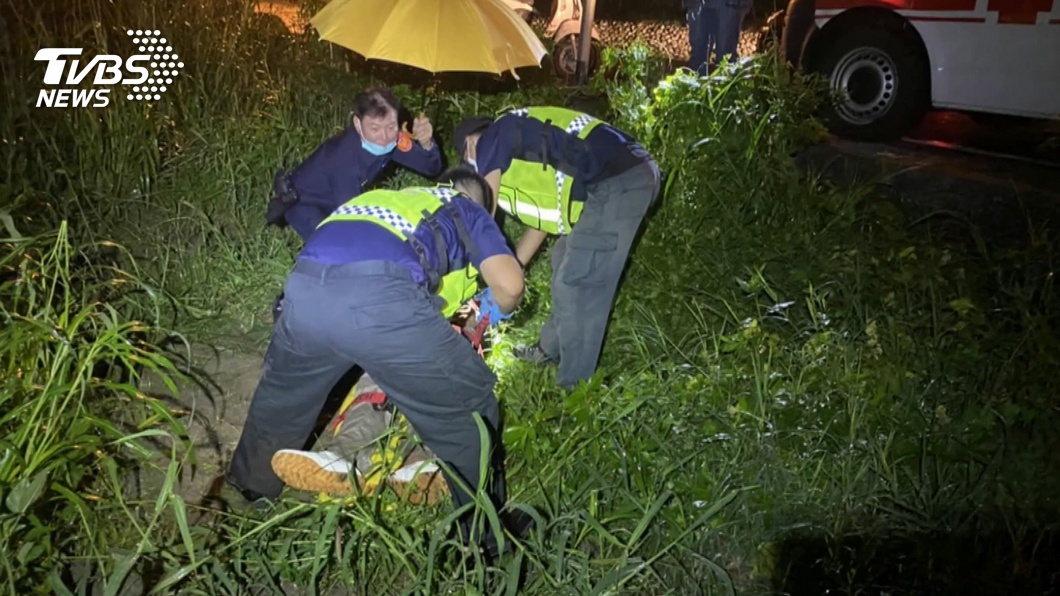 怎有燈在閃?酒醉男自摔草叢 警急救援