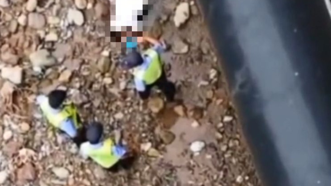 女子遭丟下12層樓高的橋，多處骨折面臨截肢。（圖／翻攝自澎湃新聞）