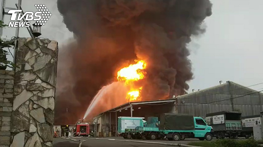 濃煙直竄天際!屏東內埔工業區大火 警消灌救中