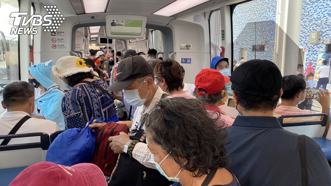 藍海線通車首日班班客滿 總人次估逾2萬5千人