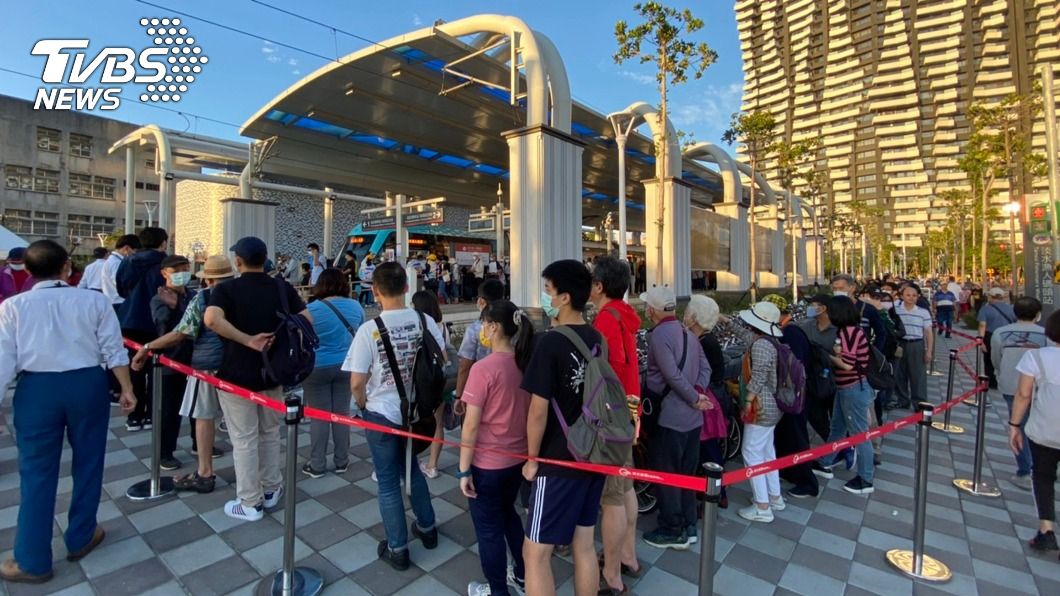 淡海輕軌藍海線通車首日湧人潮。(圖/中央社)