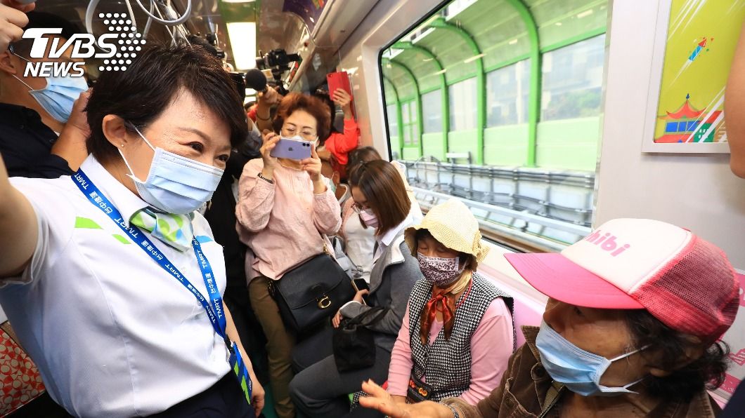 台中捷運試營運首日 市民興奮:終於等到了