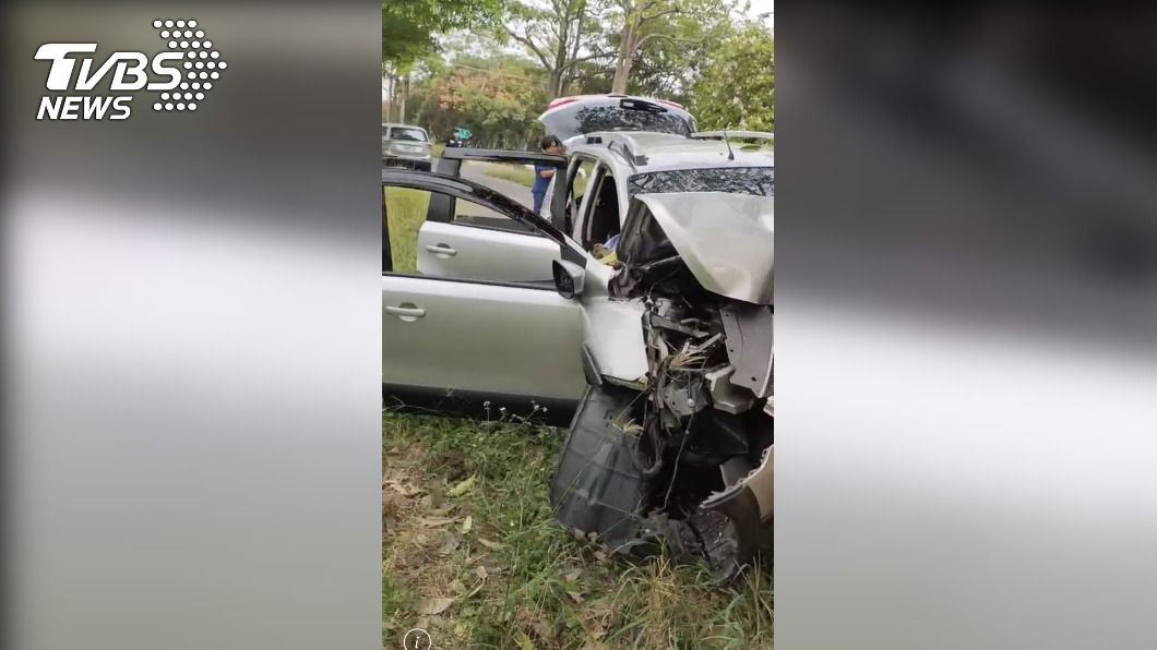 休旅車自撞路樹造成1死。(圖/TVBS)