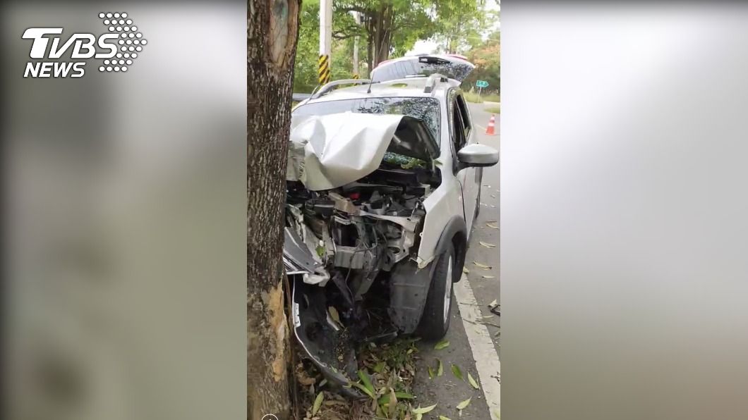 休旅車自撞路樹！乘客當場死亡　駕駛骨折送醫搶救中