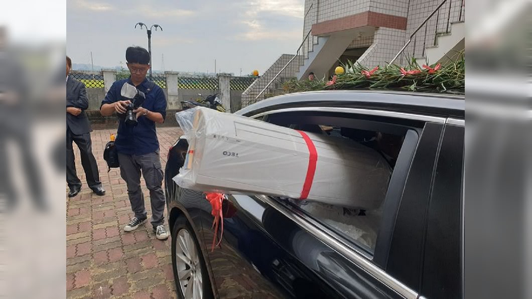 脾氣好大?嘉義新娘出嫁超狂 霸氣丟出全新「冷氣機」