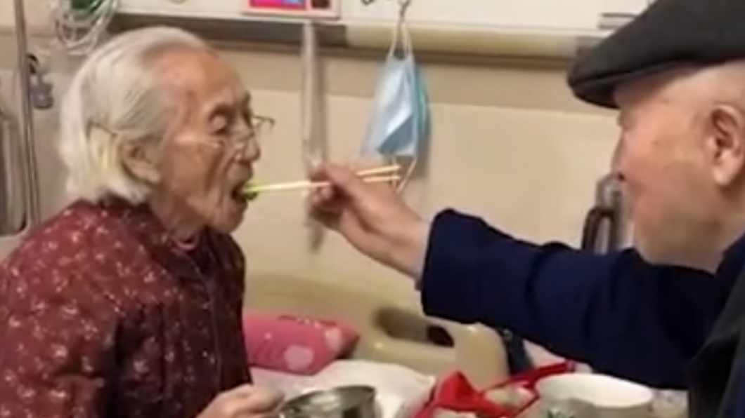 老爺爺親自餵妻子吃飯。(圖/翻攝自微博)