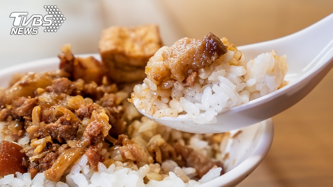 嫌滷肉飯吃不飽叫外送 女秒被分手轟出門…網:都有問題