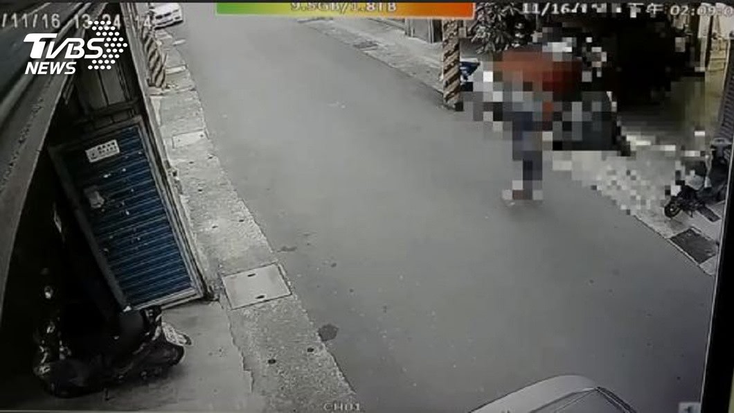 監視器拍下男子行兇過程。(圖/TVBS)