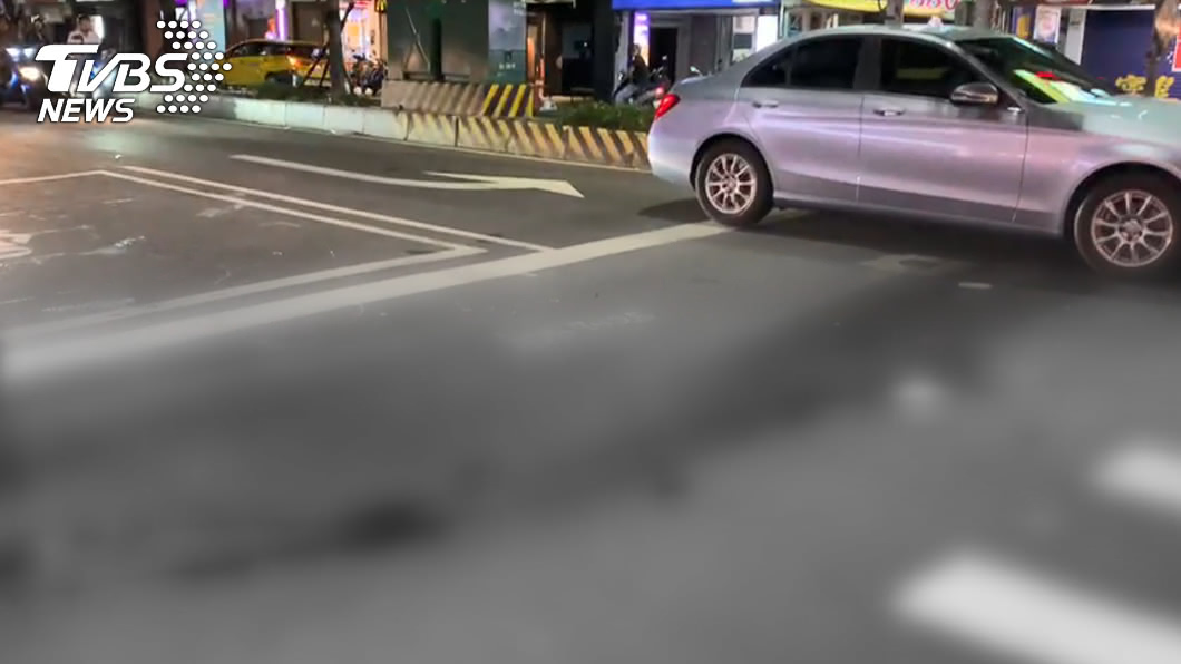 現場留下大片血跡。(圖/TVBS)