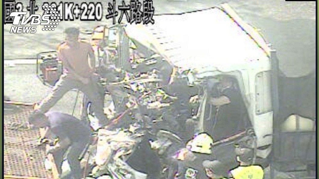 疑未注意施工路況 中二高「貨車追撞砂石車」釀回堵