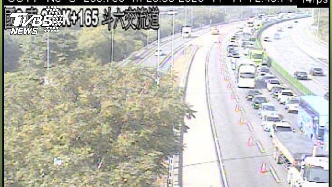 中二高斗六路段大貨車追撞砂石車後,造成嚴重回堵。(圖/高工局)