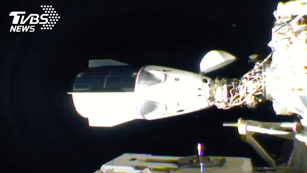 SpaceX飛龍太空船載4人 成功與國際太空站對接