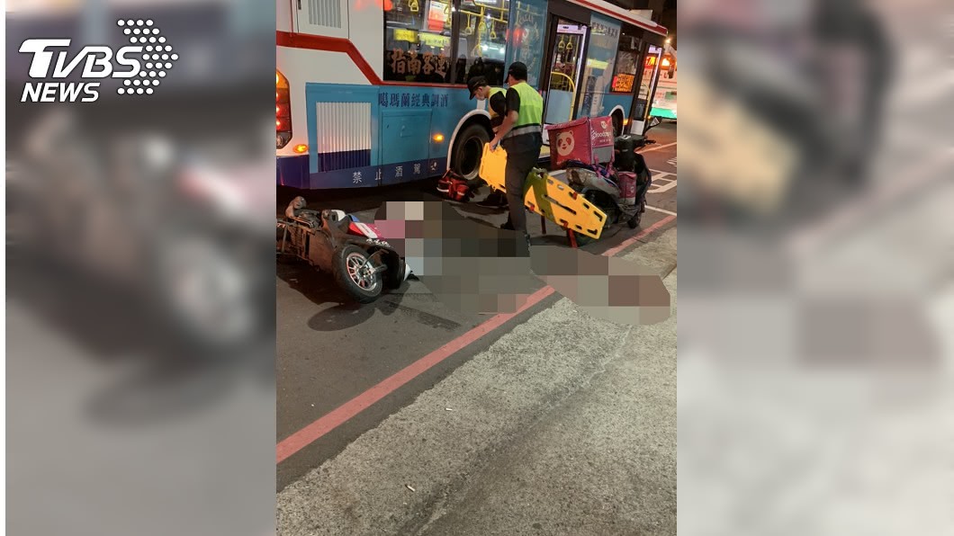 外送員疑似未與公車保持車距,不慎摔車送醫不治。(圖/TVBS)