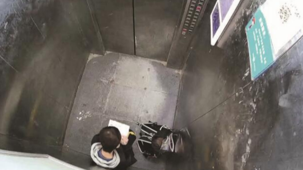 上學前受困電梯 13歲淡定弟「蹲下寫功課」