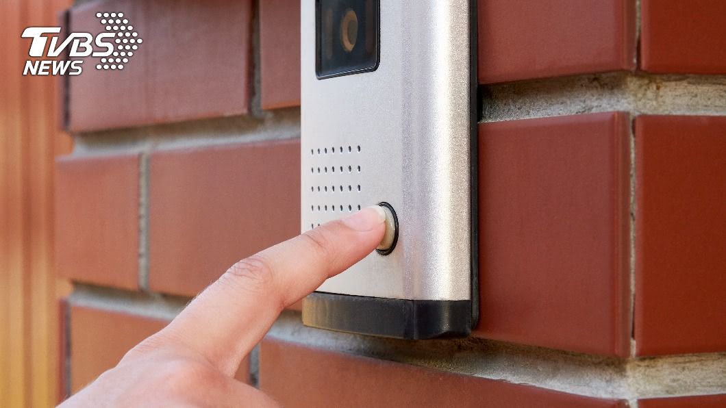 鄰居按電鈴「要簽名」讓網友羞到不敢再唱。(示意圖/shutterstock達志影像)