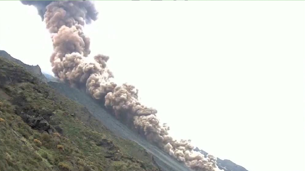 直擊!義國斯特龍伯利火山噴發 煙塵沖天