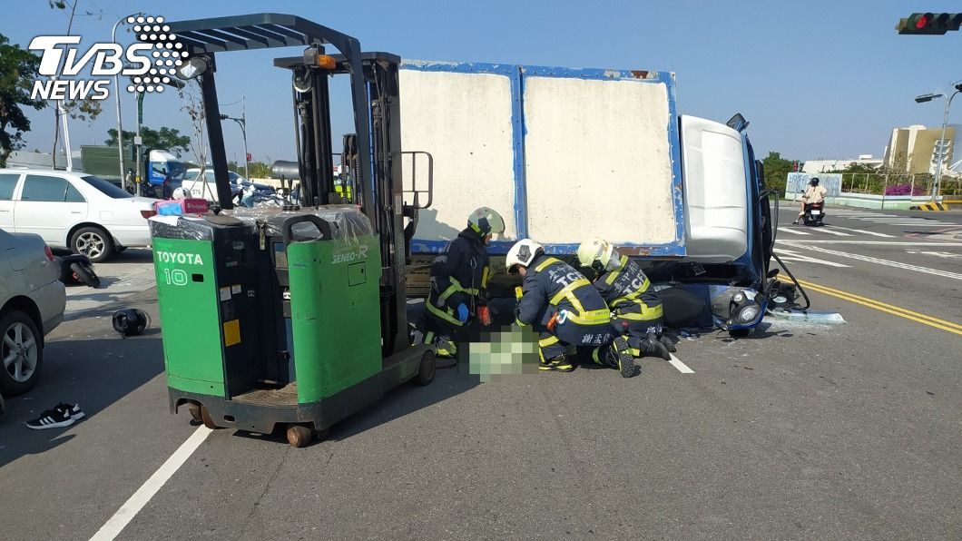 貨車連撞4機車　女騎士遭壓當場死亡、2傷者送醫