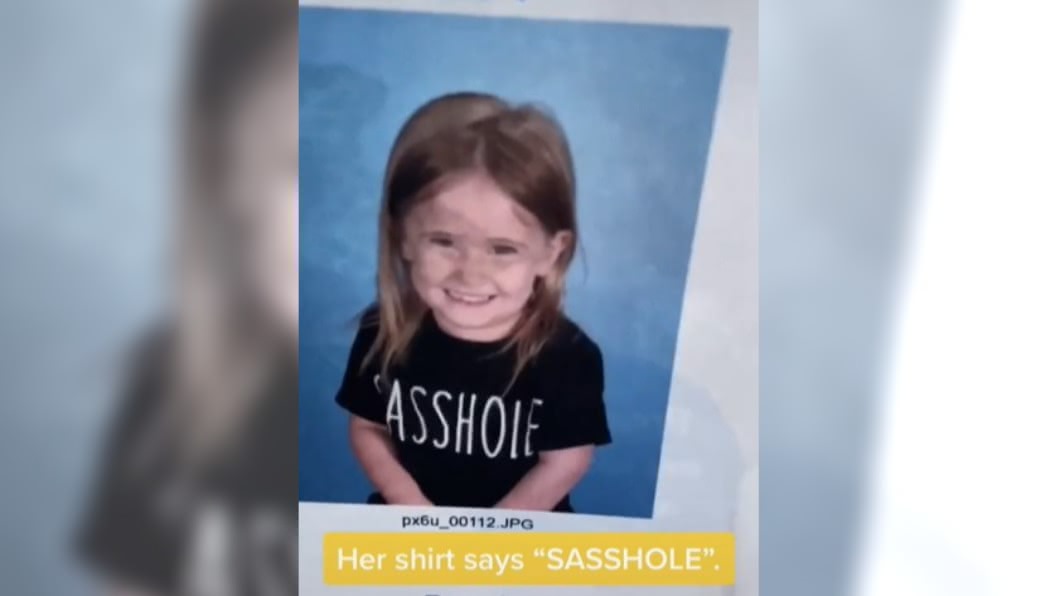 女兒的衣服本寫著「Sasshole」,卻因S被遮住瞬間變混蛋。(圖/翻攝自paigepuhlease抖音)