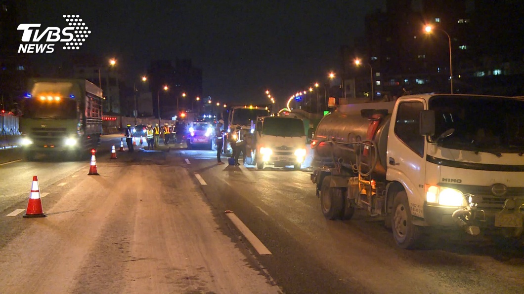 國道泥漿湧路面大塞車　新北漏夜搶修今晨復原