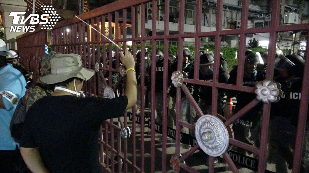 抗議人士不滿強力鎮壓 泰國警察總部遭潑漆