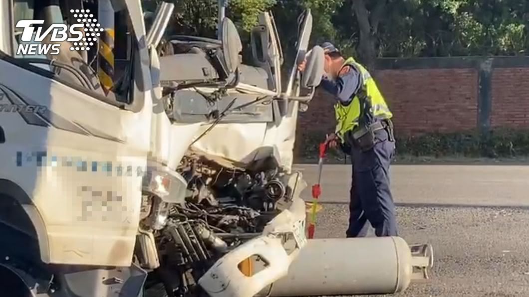台中瓦斯車追撞混凝土車 車頭扭曲駕駛悚卡車內