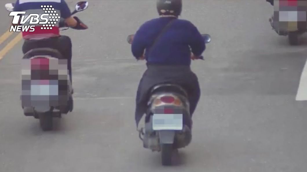 男子身穿藍色上衣騎車逃回住處躲藏。(圖/TVBS)