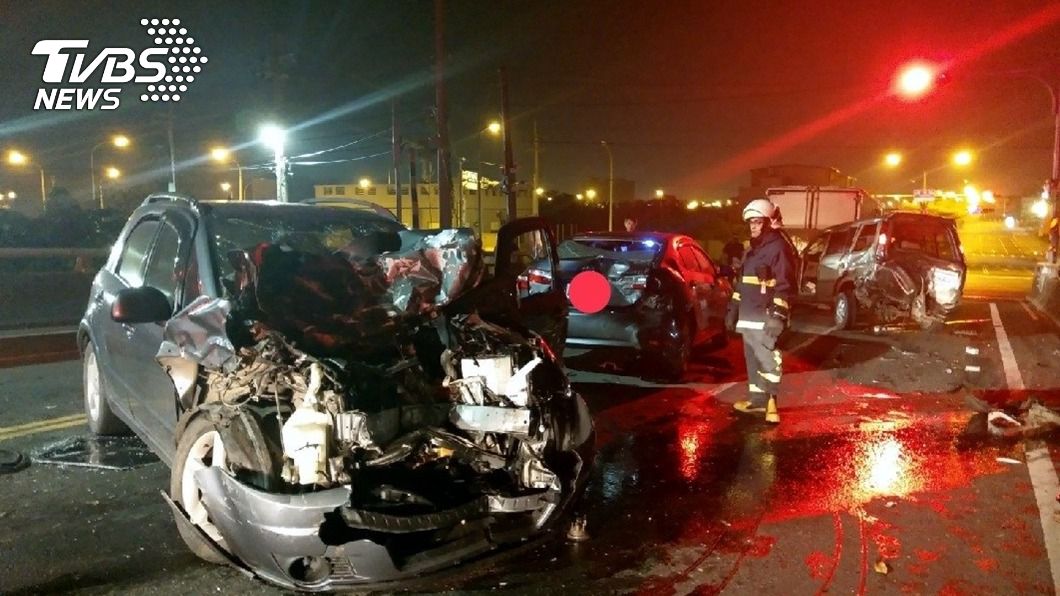 嘉義市永欽1號橋4車追撞　救出2受困車內駕駛