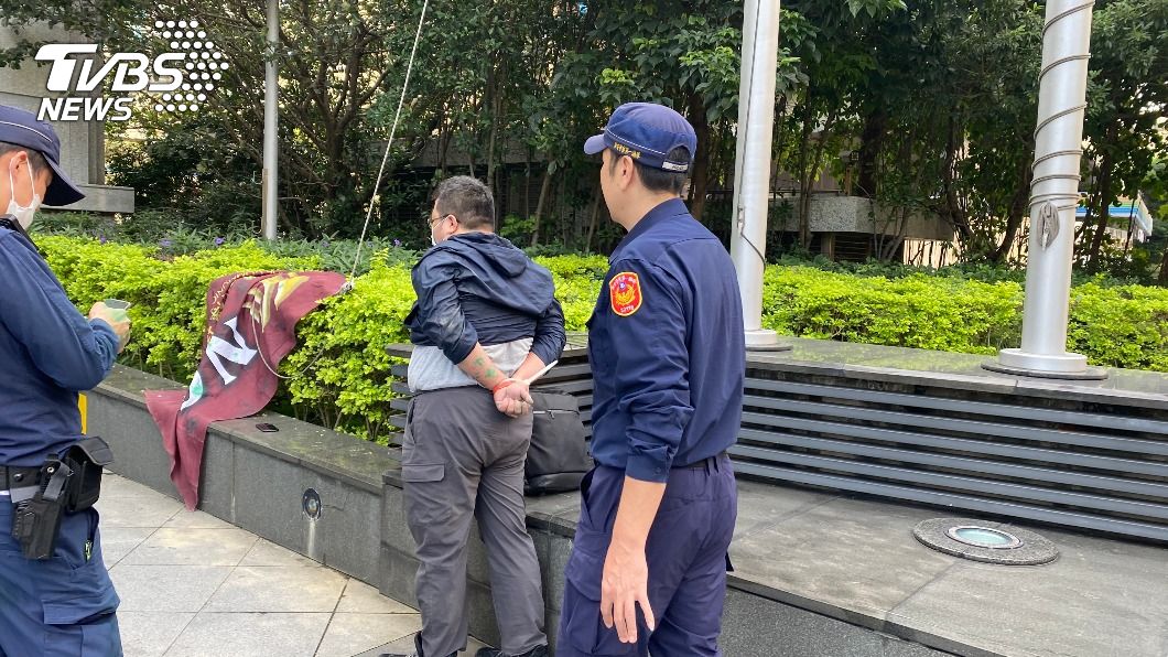 男拆NCC旗幟噴漆遭逮 依侮辱公署罪嫌送辦