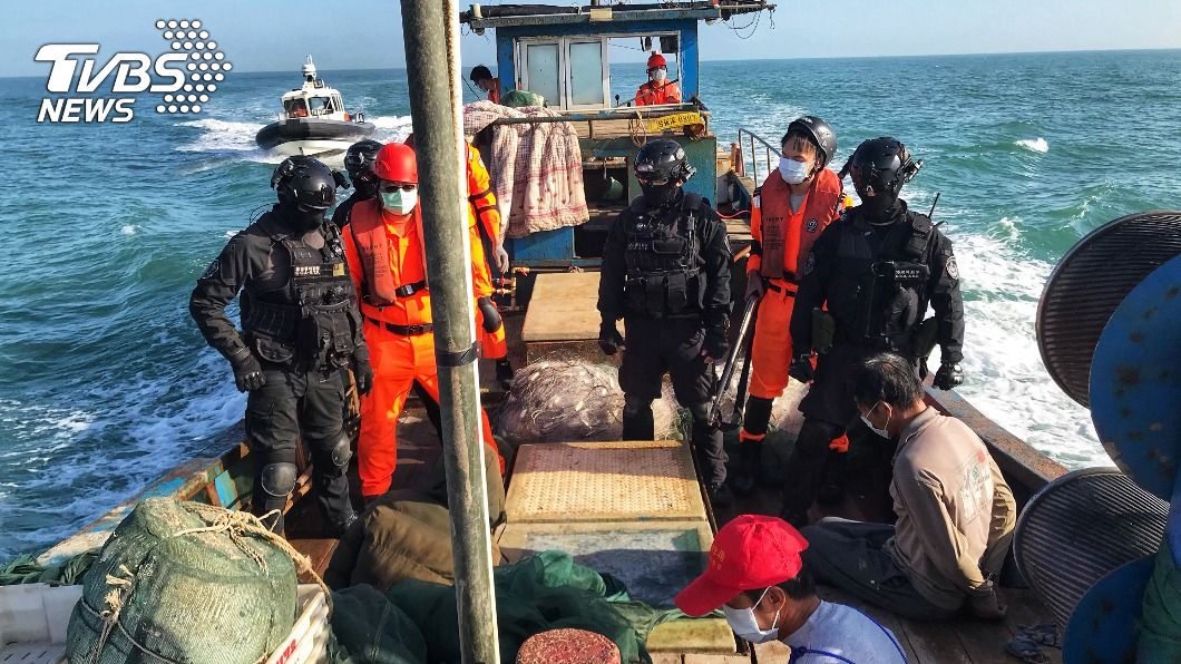 陸漁船越界高速蛇形拒檢 金門海巡強勢逮獲