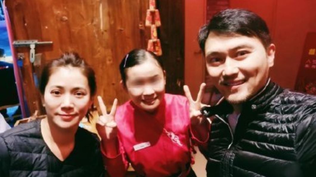 張智霖和袁詠儀在火鍋店被捕獲。(圖/翻攝自微博)