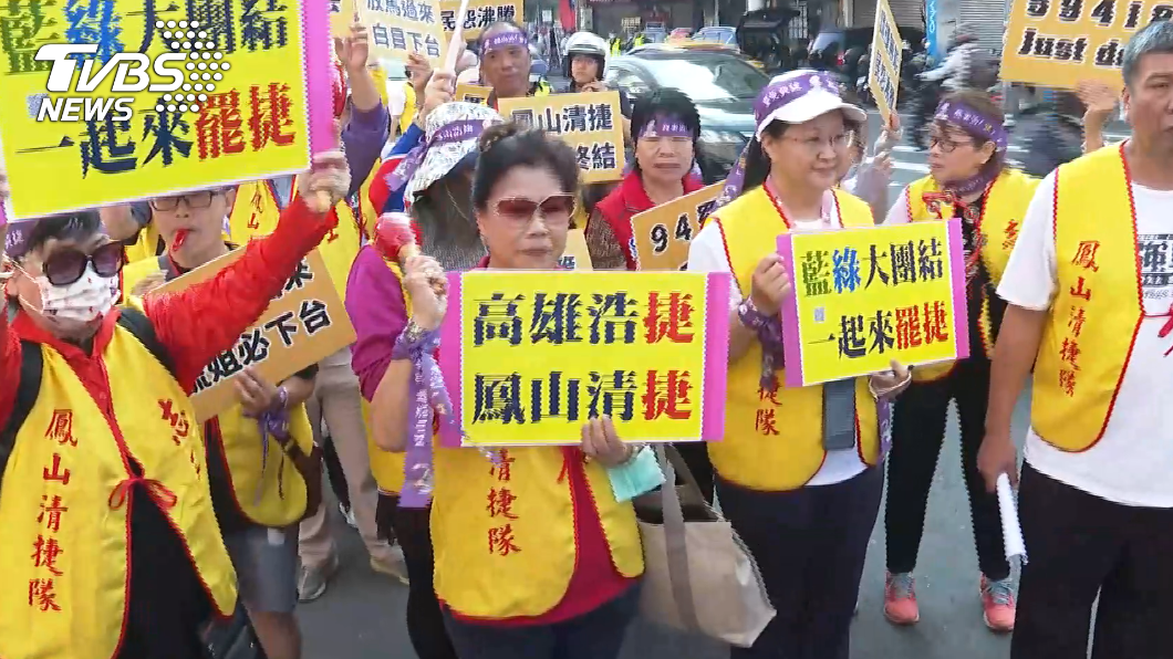 罷捷團體遊行將連署書送至選委會。(圖/TVBS)