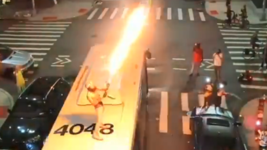 想紅?紐約男跳上公車 持噴火槍對空發射