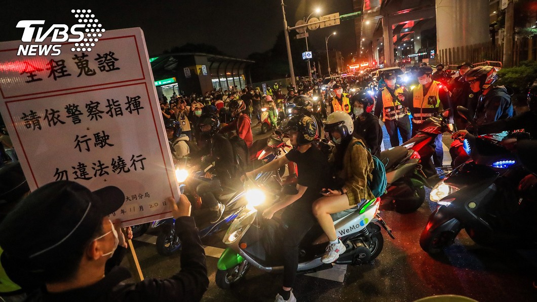 鄭州路塔城街口禁直接左轉 機車族待轉大富翁抗議