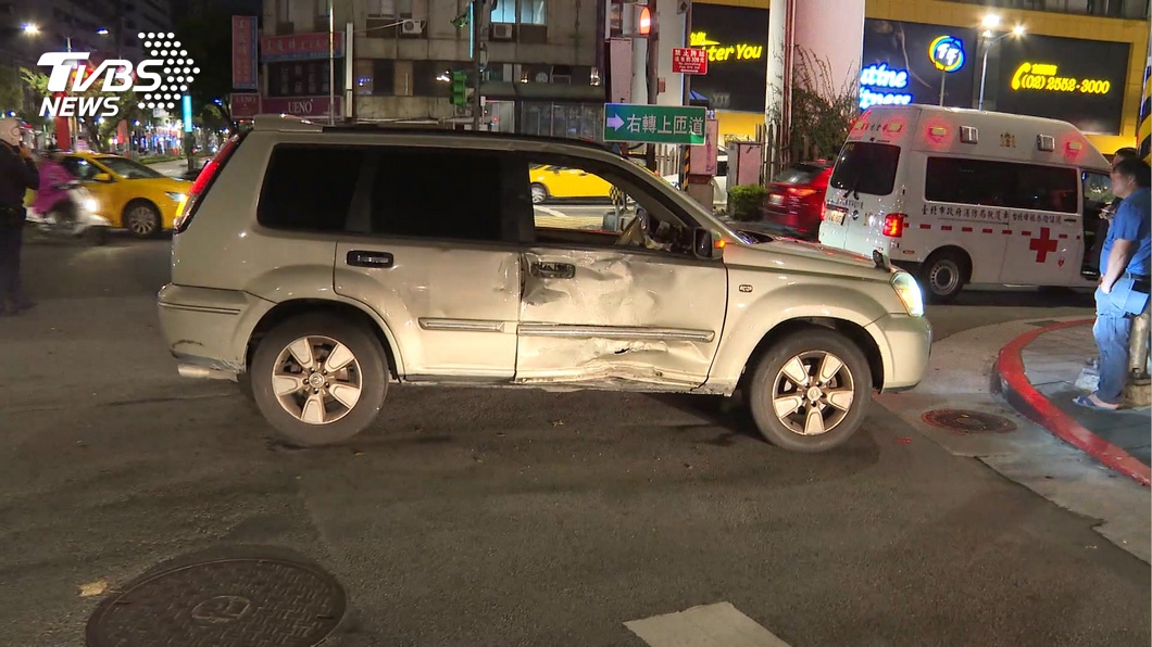 休旅車搶快左轉害機車猛撞 騎士骨折重傷