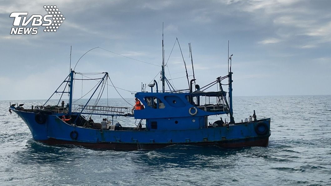 陸船越界非法捕撈還蛇行逃逸　海巡押回6人漁獲海拋